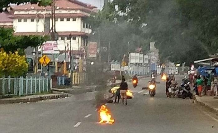 Warga membakar ban di beberapa jalan di Kota Manokwari pagi ini, protes terhadap pengusiran mahasiswa Papua di Surabaya. (Foto:Kompas)