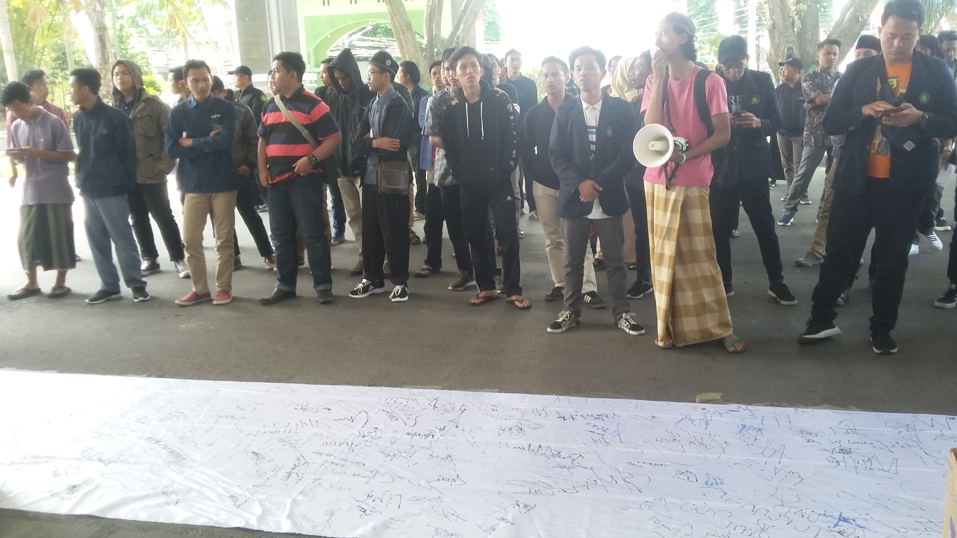 Massa aksi dari Aliansi Mahasiswa Peduli UKT saat melakukan aksi di depan rektorat UIN Maliki, Malang, pada 19 Agustus 2019 (Foto: Theo/ngopibareng.id)