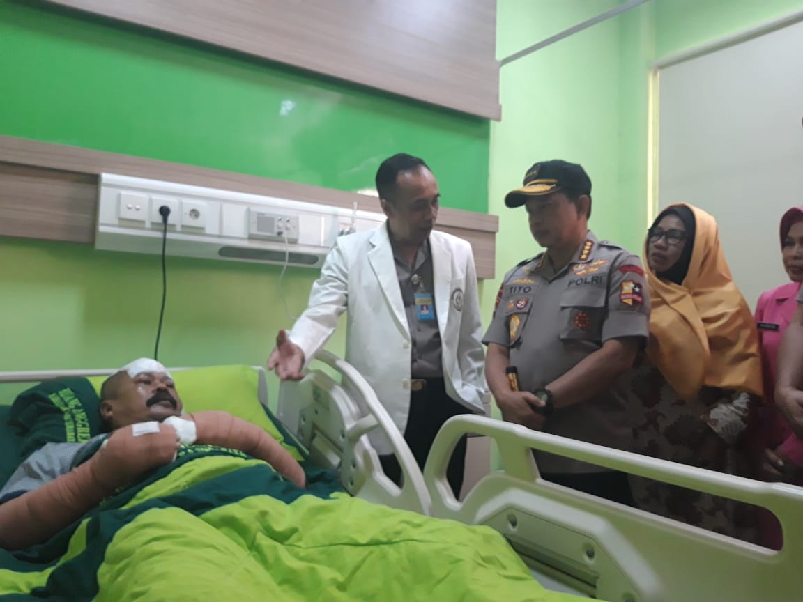 Kapolri Jenderal Tito Karnavian saat menjenguk Aiptu Agus Sumartono yang menjadi korban penyerangan teroris. (Foto: Istimewa)