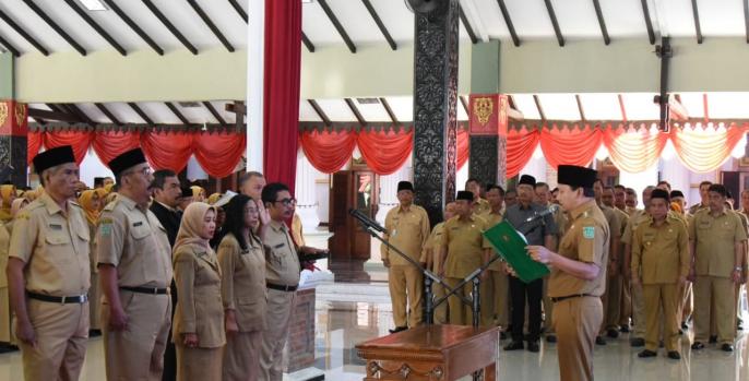 Bupati Pasuruan Irsyad Yusuf melantik sejumlah pejabat eselon III dan IV. (Foto: Dok Humas)