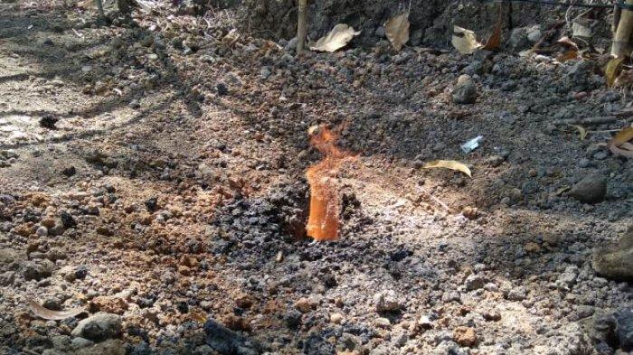 Muncul api seperti obor setinggi 50 sentimeter.
