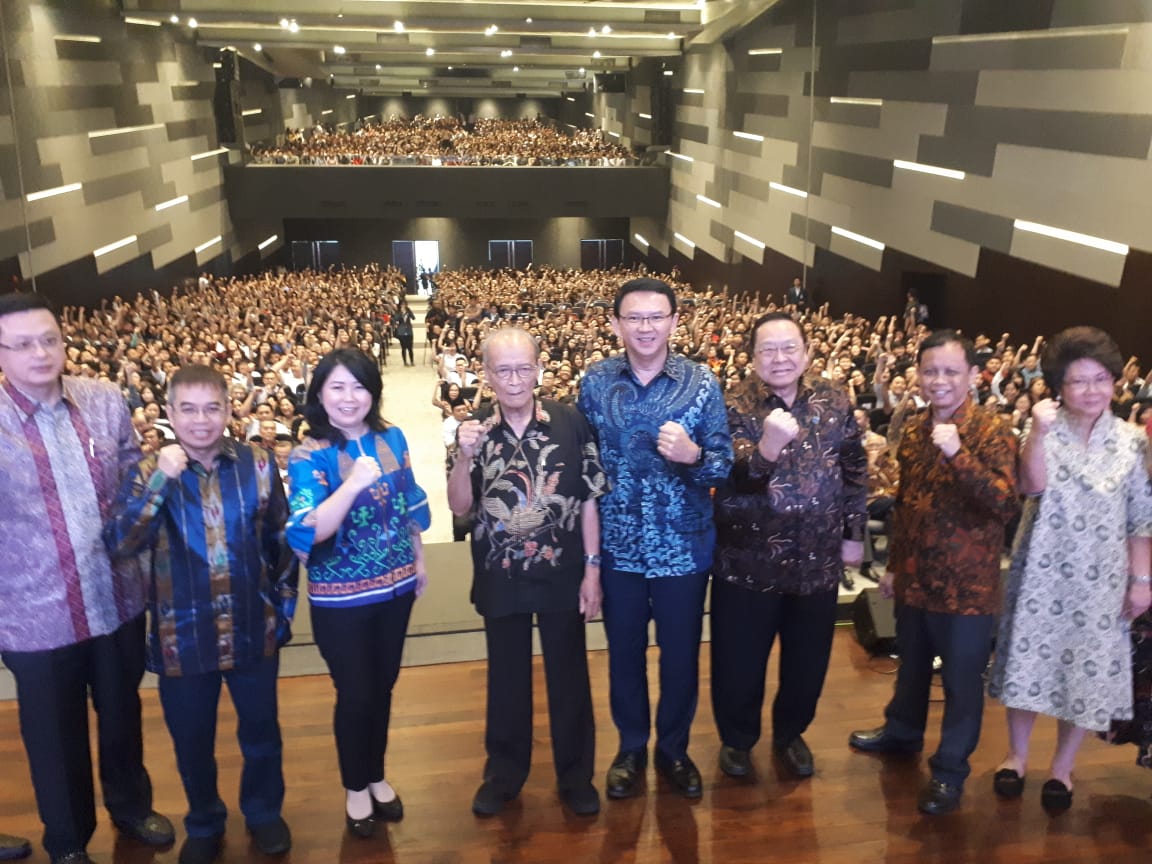 Ahok saat sesi foto bersama setelah acara seminar kebangsaan berlangsung. (Foto: Alief/ngopibareng.id)