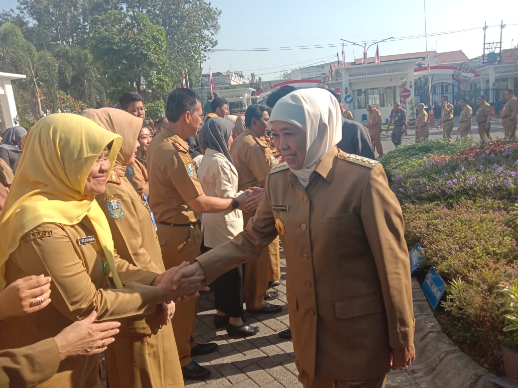 Gubernur Khofifah seusai memimpin apel pagi, Senin 19 Agustus 2019 di Gedung Negara Grahadi, Surabaya. (Foto: Faiq/ngopibareng.id) 