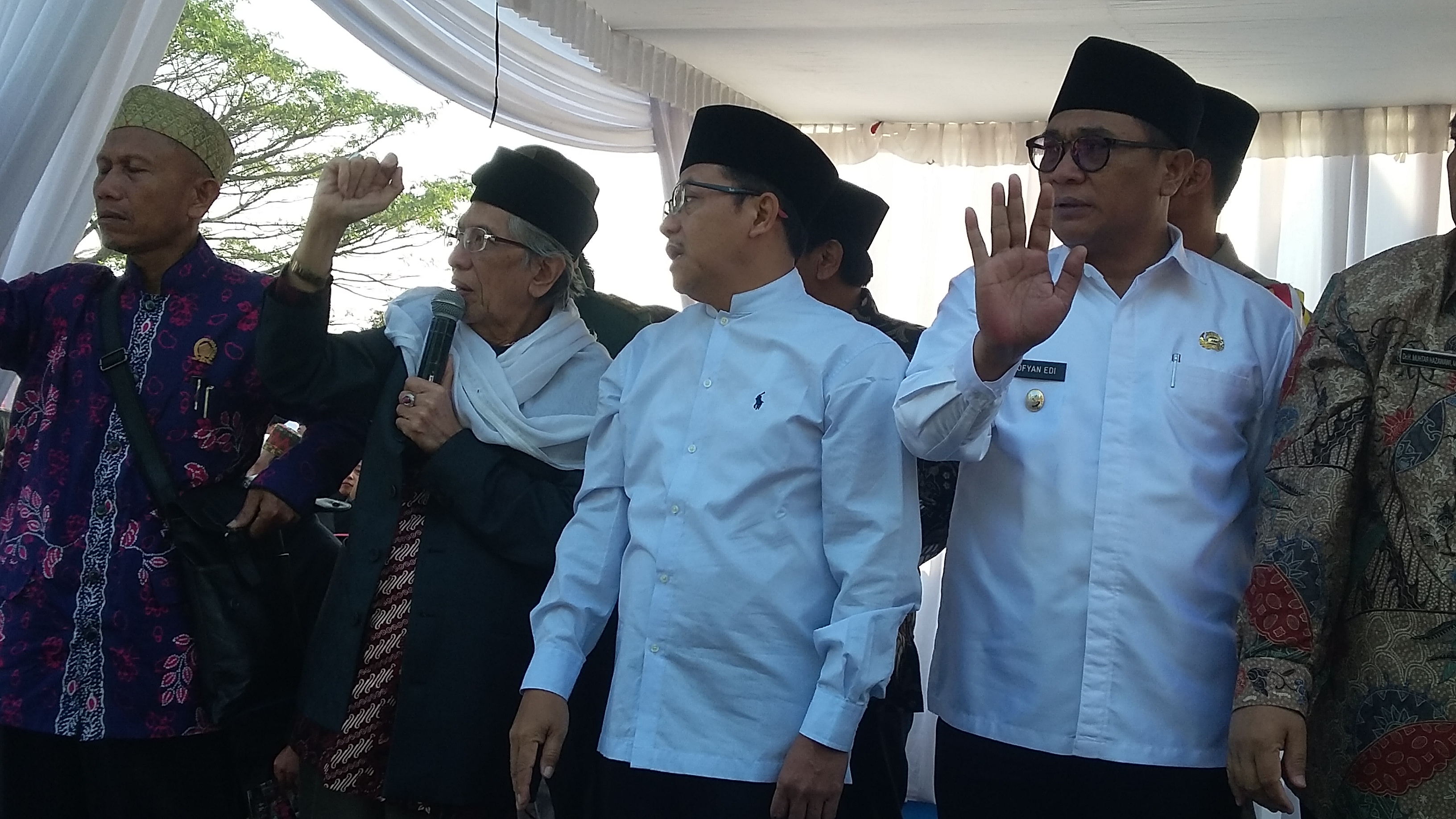 Wali Kota Malang, Sutiaji (kiri) dan Wakil Wali Kota Malang, Sofyan Edi Jarwoko (kanan) saat melepas keberangkatan jamaah haji Malang di Lapangan Rampal (Foto: Theo/ngopibareng.id)