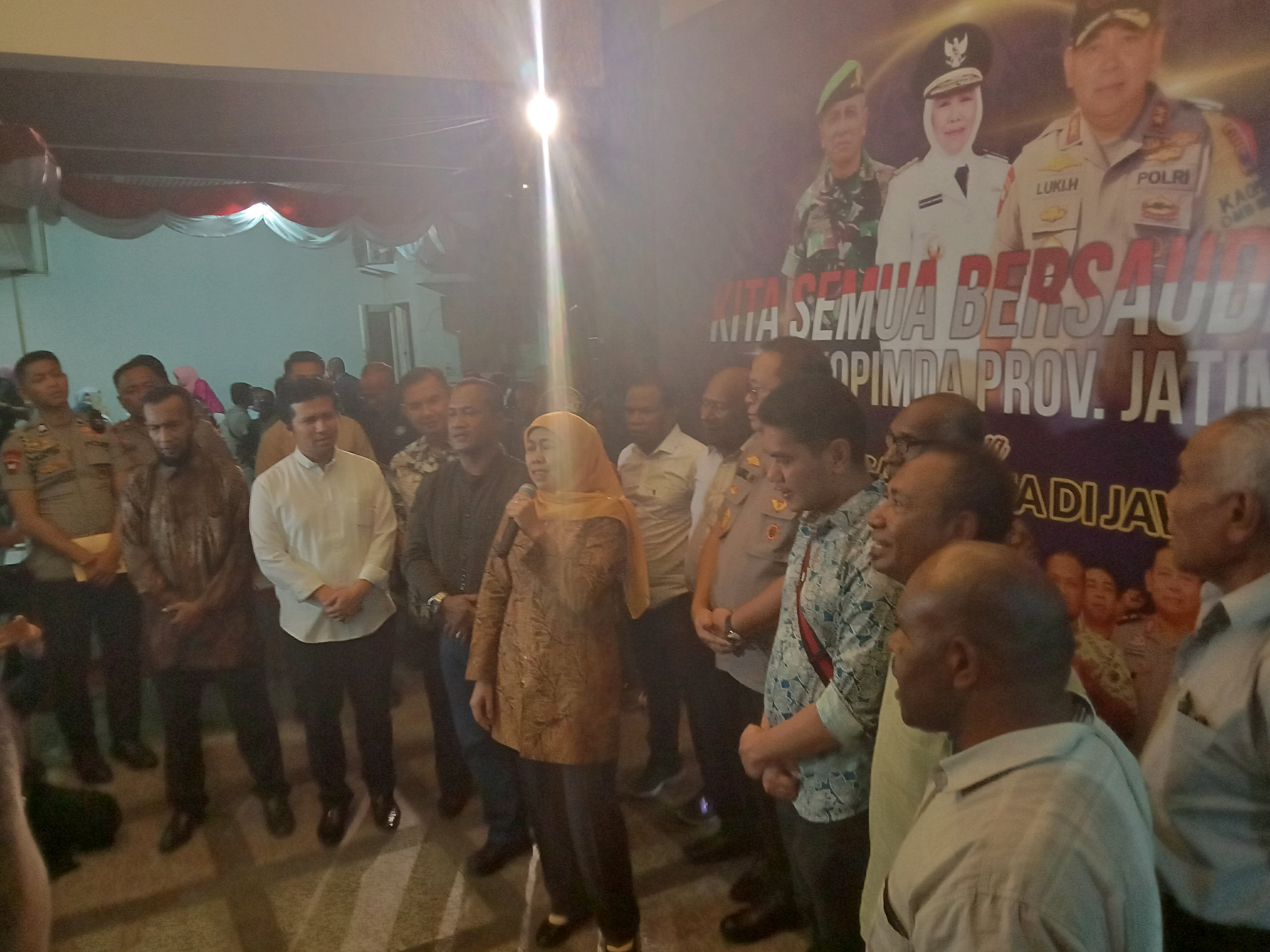 Gubernur Jawa Timur Khofifah Indar Parawansa saat bernyanyi di kediaman Kapolda Jawa Timur. (Foto: Faiq/ngopibareng.id)