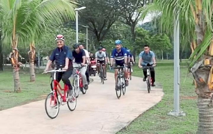 Perdana Menteri (PM) Malaysia Mahathir Mohamad gowes sepeda bersama rombongan. (Foto: Twitter Mahathir Mohamad)