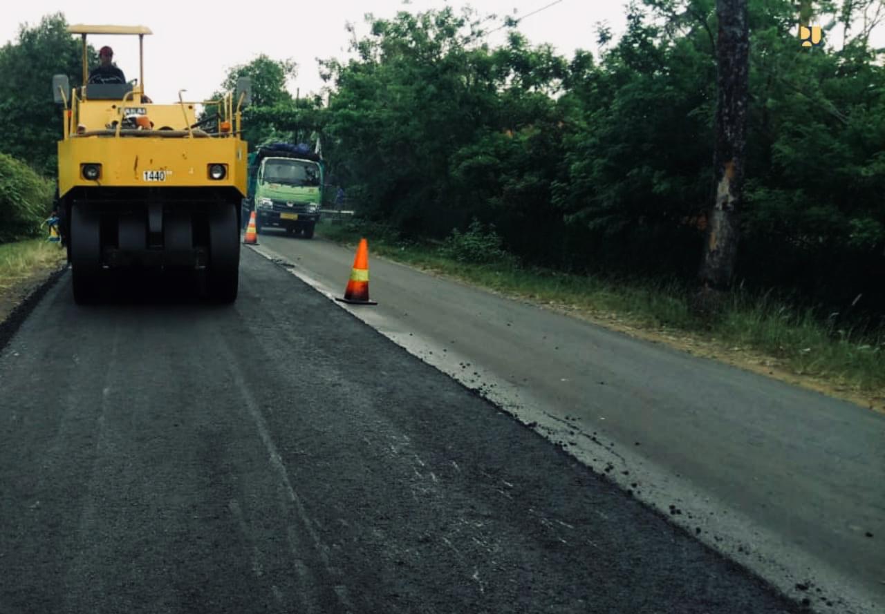 Salah satu ruas jalan nasional yang diperbaiki dengan aspal karet. (Foto dok PUPR)