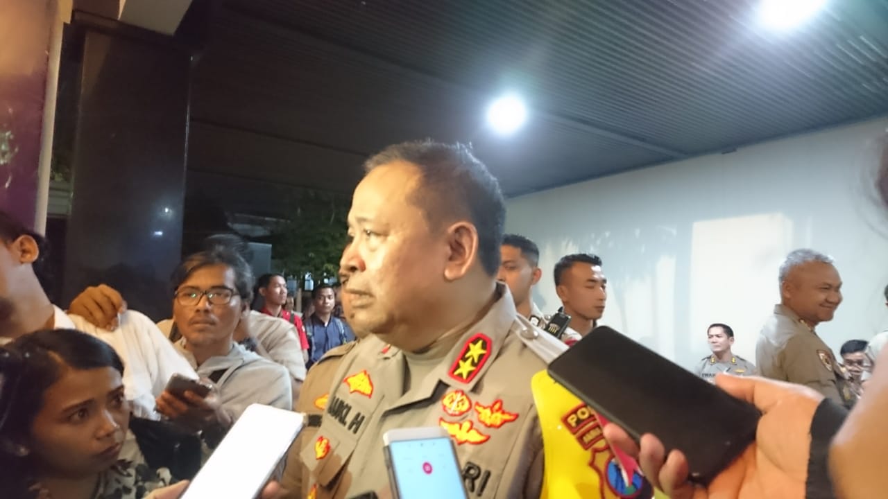 Kapolda Jawa Timur Irjen Pol Luki Hermawan saat memberi keterangan pers di rumah dinasnya, Jalan Bengawan Surabaya, Senin 19 Agustus 2019 malam. (Foto: Faiq/ngopibareng.id)