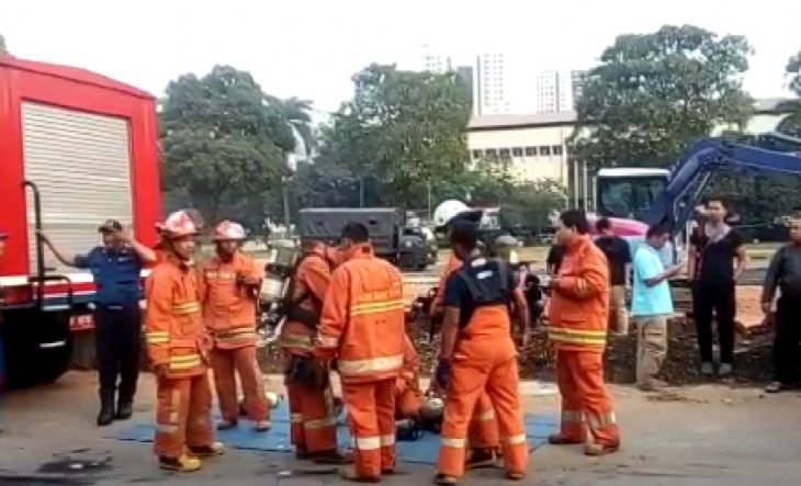 Petugas pemadam kebakaran memadamkan kebakaran di suatu ruangan yang diduga gudang peluru Polda Metro Jaya, Jakarta, Selasa 20 Agustus 2019. (Foto: Antara/Dokumen Pribadi)