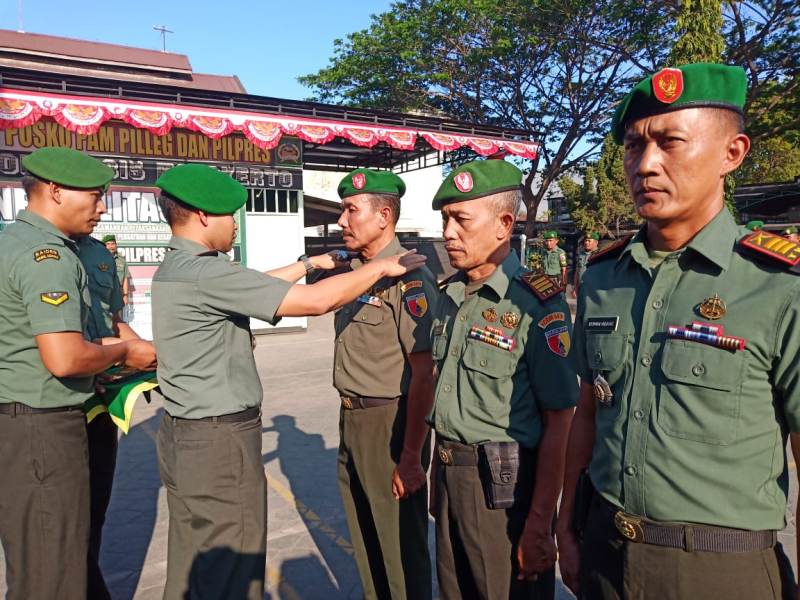 Dandim 0815 Letkol Kav Hermawan Weharima, SH.,  Saat Memimpin Sertijab Danramil di Makodim 0815 Kota Mojokerto, Selasa (20/08) sore 