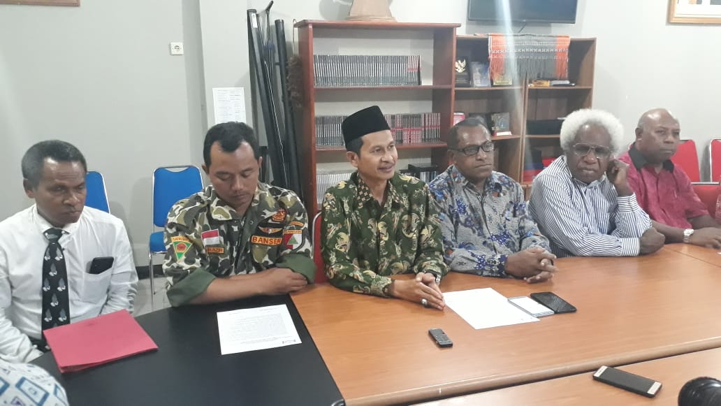 Para tokoh agama, baik Islam dan Kristen, dalam keterangan di PWNU Papua, di Jayapura. (Foto: nu/ngopibareng.id)