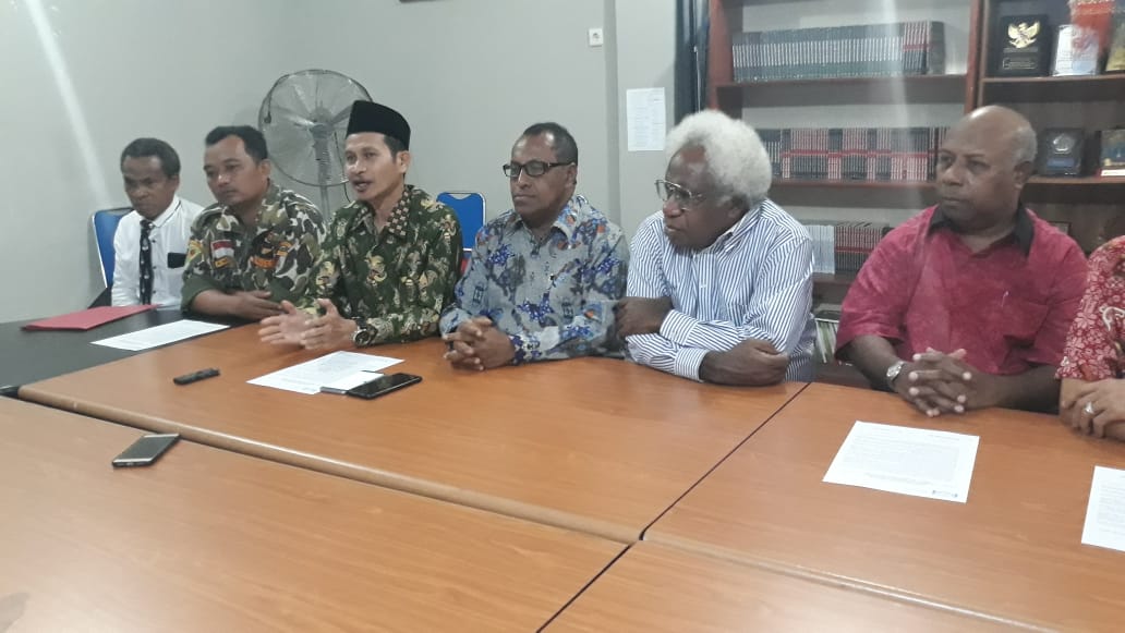 Konperensi Pers dihadiri Ketua PWNU Papua, H.M. Tony Wanggai, Ketua Ketua persekutuan Gereja-gereja Papua (PGGP), Pdt. MP. Maury, Tokoh Hindu Papua, Wardana, dan lain-lain. (Foto: ist/ngopibareng.id)