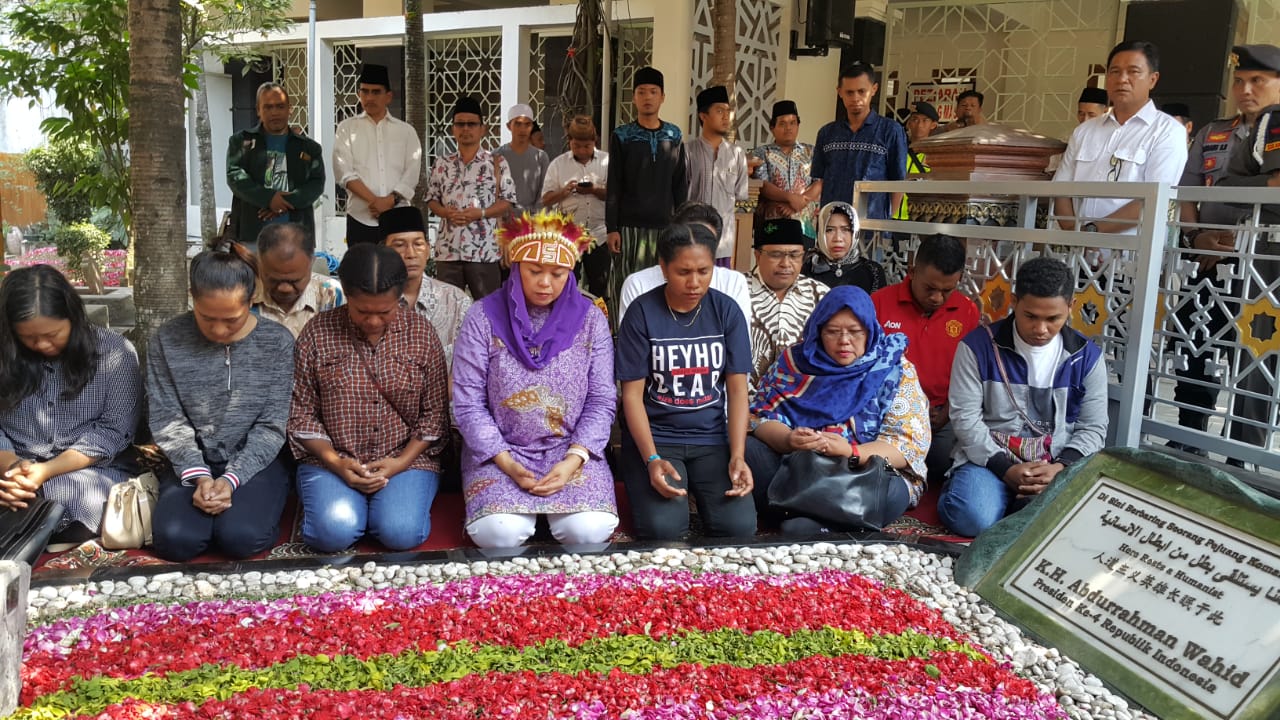 Zannuba Ariffah Chafsoh (Yenny Wahid), bersama mahasiswa asal Papua ziarah di Makam Gus Dur. (Foto: nu/ngopibareng.id)