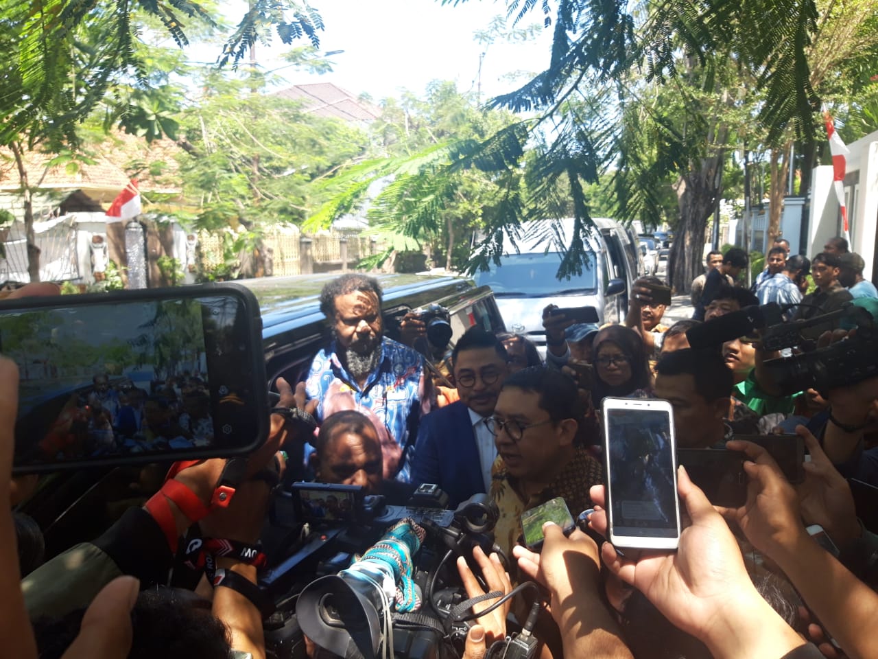 Politisi Gerindra Fadli Zon saat berada di depan Asrama Mahasiswa Papua. (Foto: Faiq/ngopibareng.id)