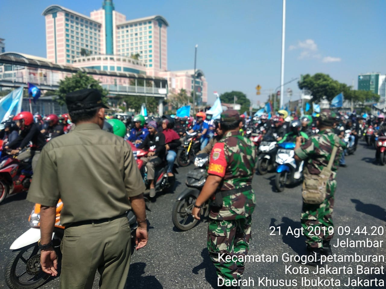 Personil Koramil 03/GP melaksanakan pengamanan di kawasan Grogol 