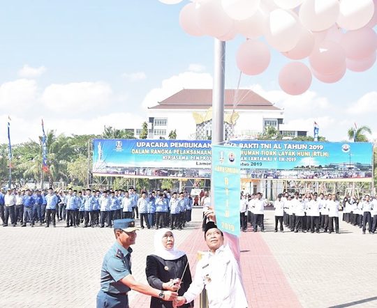 Khofifah didampingi oleh Bupati Lamongan Fadeli. (Foto: Nasih/ngopibareng.id)