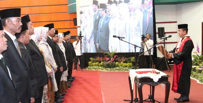 Ketua PN Bangil Akhmad Fazrinnoor Sosilo Dewantoro mengambil sumbah dan janji anggota DPRD terpilih periode 2019-2024 di Gedung DPRD Pasuruan, Rabu, 21 Agustus 2019. (Foto: Dok. Humas)