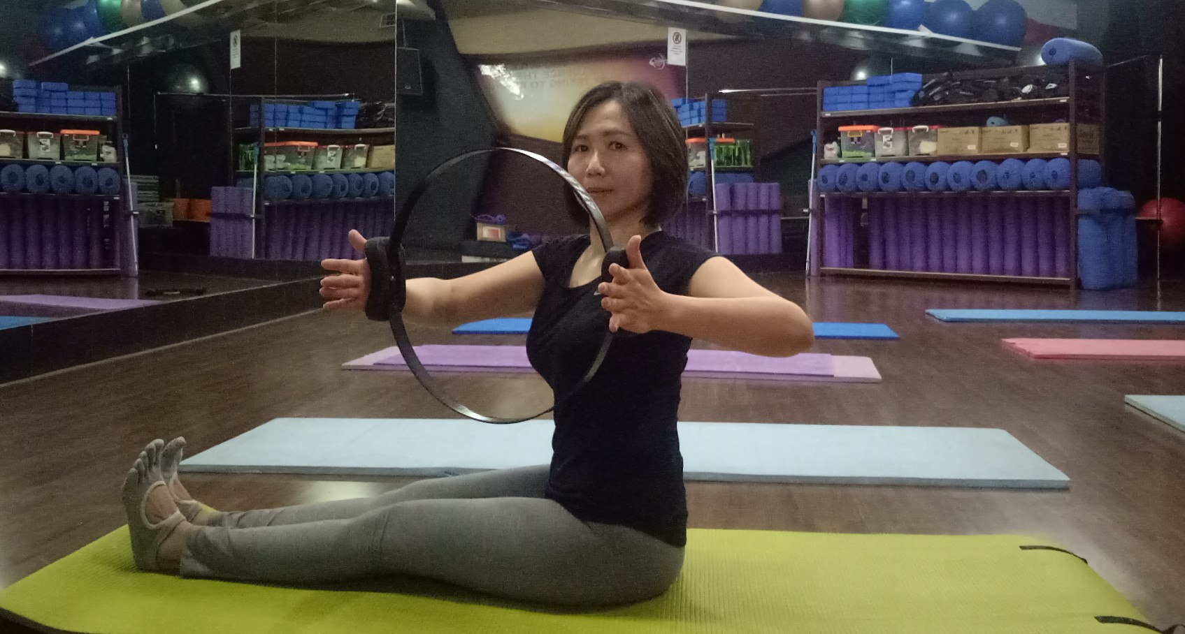 Chindrawaty saat mencotohkan gerakan pilates yang bisa dilakukan ibu hamil, dengan alat bantu fitnes circle. (Foto: Pita/ngopibareng.id)