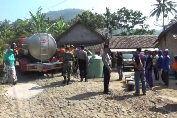 Warga Desa Sayutan, Kecamatan Parang, Kabupaten Magetan, Jatim, sedang antre bantuan air bersih dari BPBD setempat. BPBD Magetan mencatat lima desa di wilayahnya mengalami krisis air bersih akibat kekeringan di musim kemarau. Termasuk Desa Sayutan. (Foto: Antara/Istimewa)