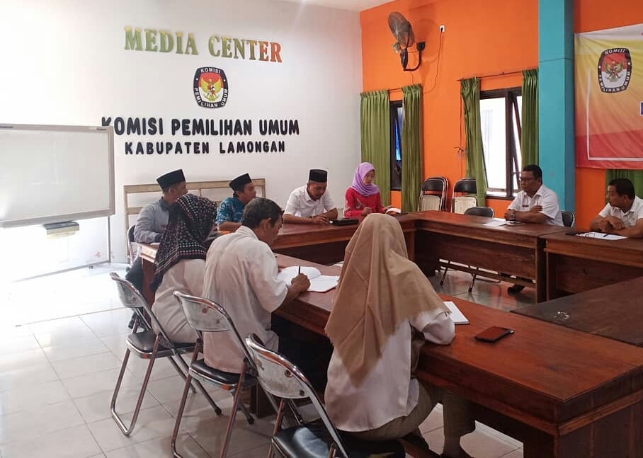 Anggota Komisioner KPU Lamongan saat rapat. (Foto:Nasih/ngopibareng.id)