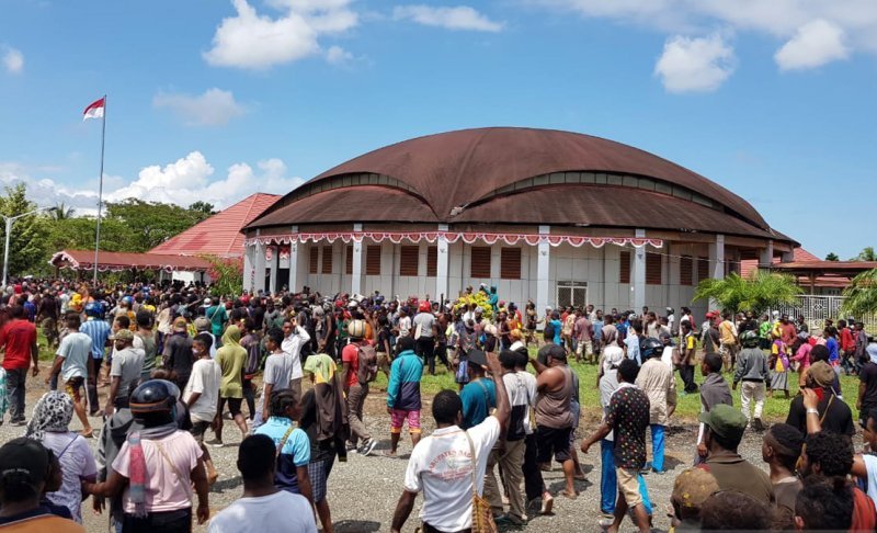 Warga melakukan aksi unjuk rasa di depan Kantor DPRD Kabupaten Nabire, Papua, Kamis (22/8/2019). Aksi tersebut untuk menyikapi peristiwa rasisme terhadap mahasiswa Papua di Malang dan Surabaya. (Foto: Antara/Arys)