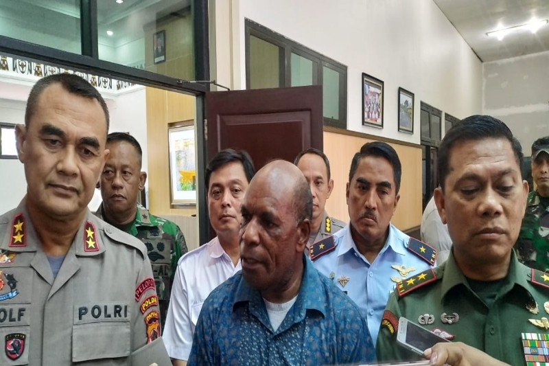 Kapolda Papua Irjen Pol Rudolf Rodja didampingi Gubernur Papua yang diwakili Kakesbangpol Musa Isir, Pangdam XVII Cenderawasih Mayjen TNI Yoshua Sembiring dan anggota forkopimda. (Foto: Antara/Evarukdijati)