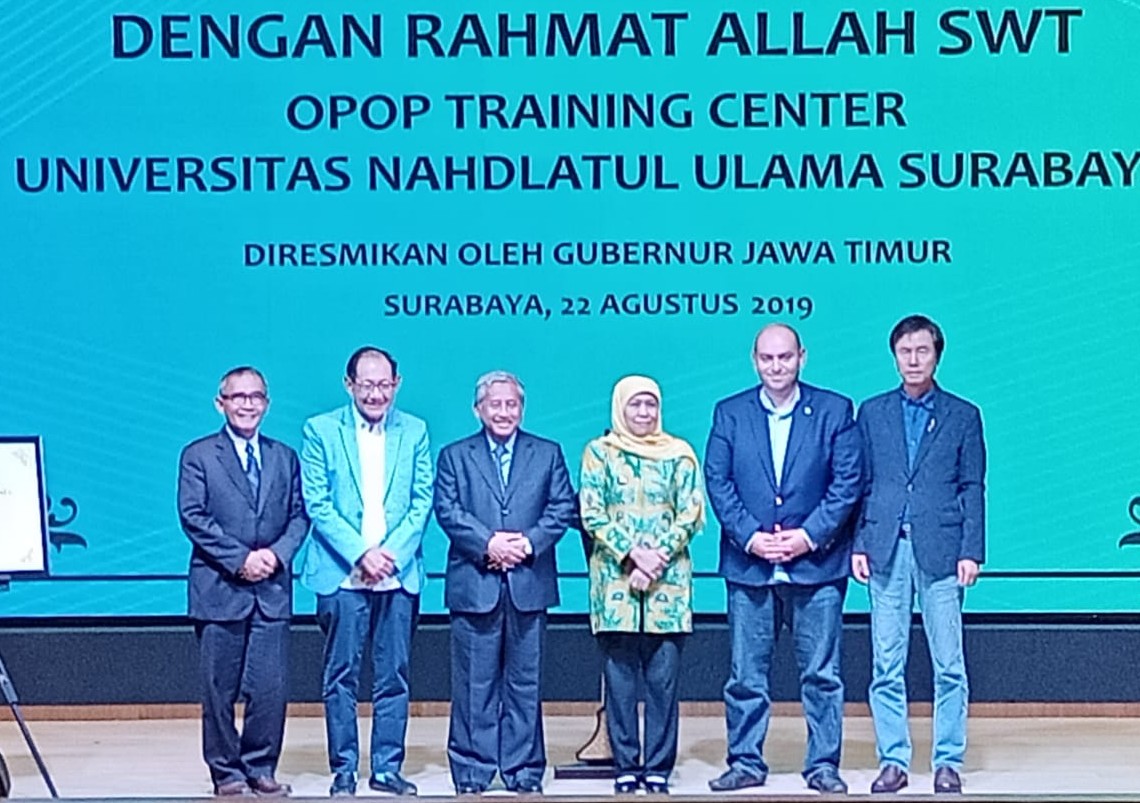 Rektor Unusa Prof. Ahmad Jazidie bersama Gubernur Jatim, Khofifah Indar Parawansa, Hermawan Kartajaya, Chairman ICSB Indonesia, Ketua Yarsis, Prof Mohammad Nuh dakam peresmian Center of Humane	Entreprenur Development. (Foto: Istimewa) 