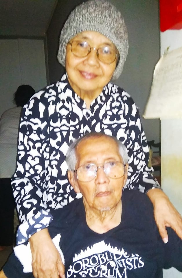 Dwi Koendoro bersama isterinya, ketika mengalami stroke. (Foto: akun fb/soesilo marsidik)