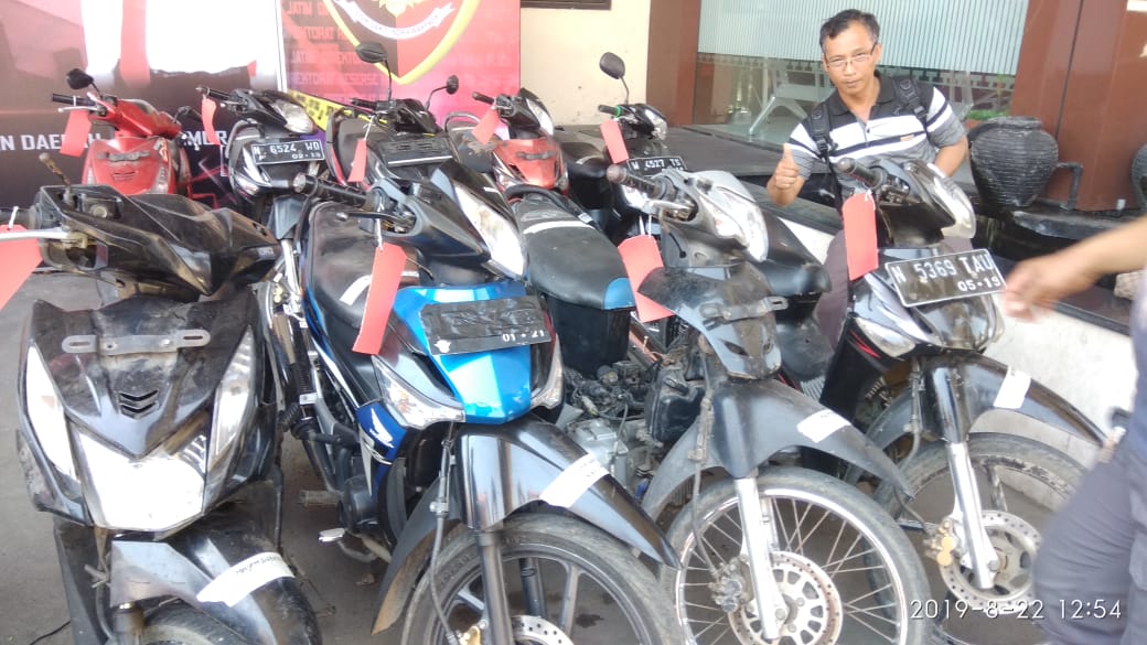 19 motor dari komplotan curanmor yang kini diamankan oleh Polda Jatim. (Foto: Haris/ngopibareng.id)