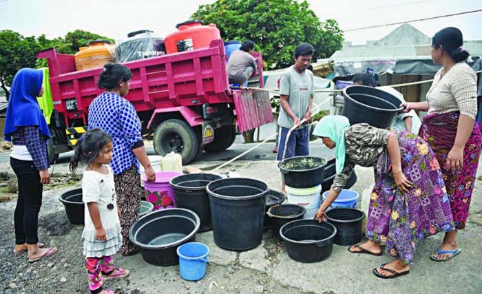 Warga Jakarta Utara antre mengambil air kiriman Pemprov DKI. (Foto:Antara)