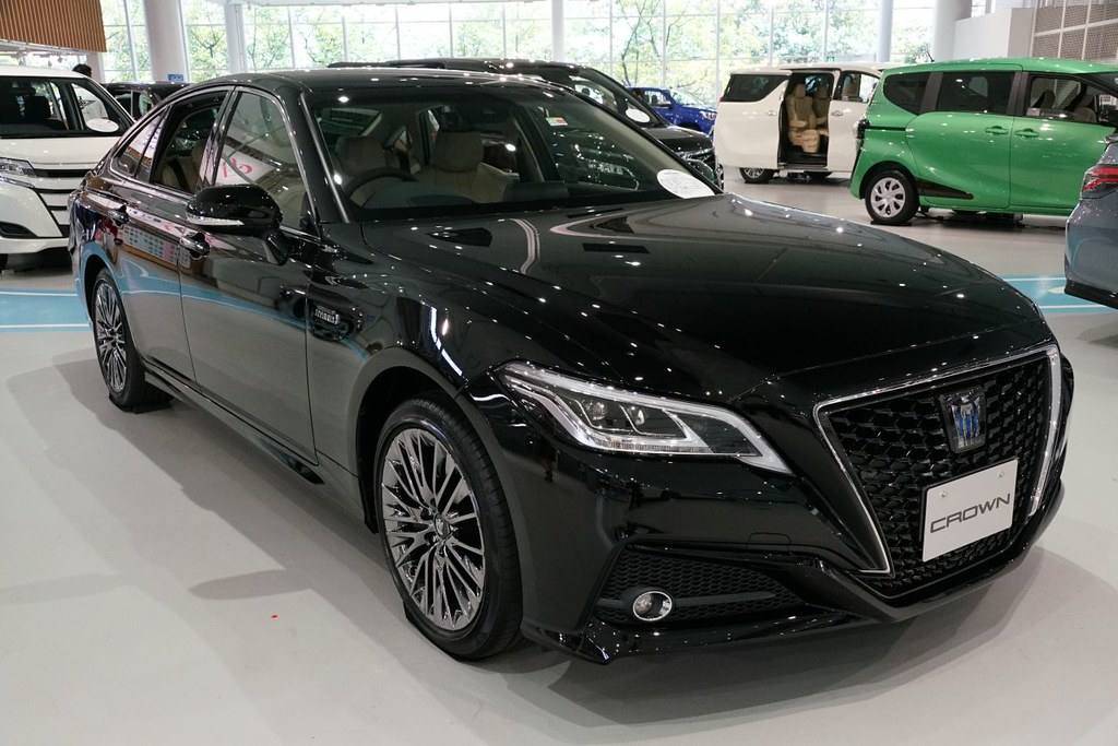 Mobil Toyota Crown Royal Hybrid.