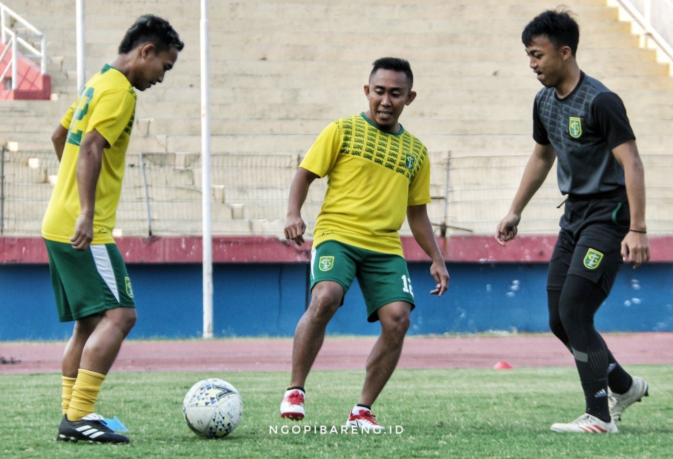 Gelandang Persebaya Rendi Irwan (tengah). (Foto: Haris/ngopibareng.id)