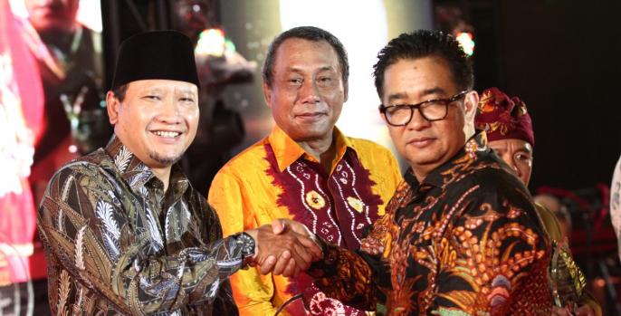 Bupati Pasuruan terima anugerah dari Pimpinan koran sindo. (Foto: Dok. Humas)