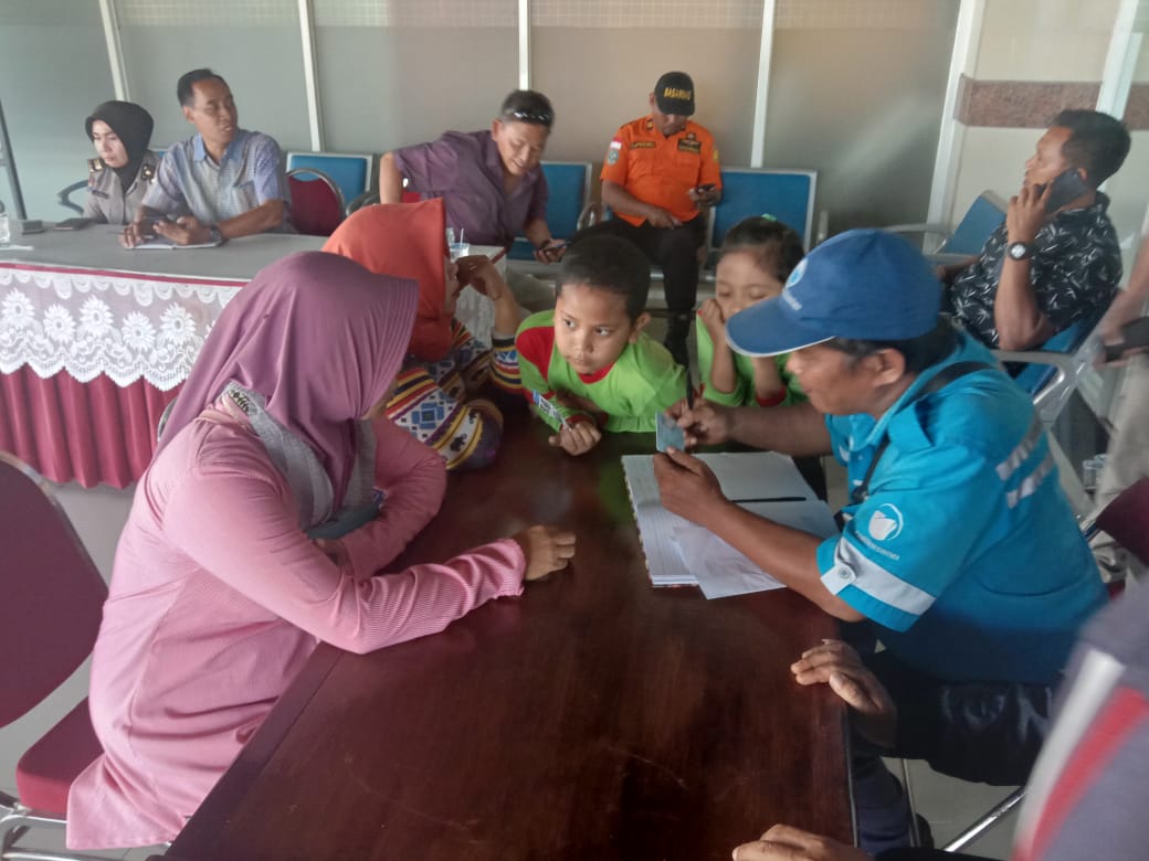 Keluarga dan kenalan penumpang KM Nusantara yang terbakar mulai berdatangan ke posko. (Foto: Faiq/ngopibareng.id)