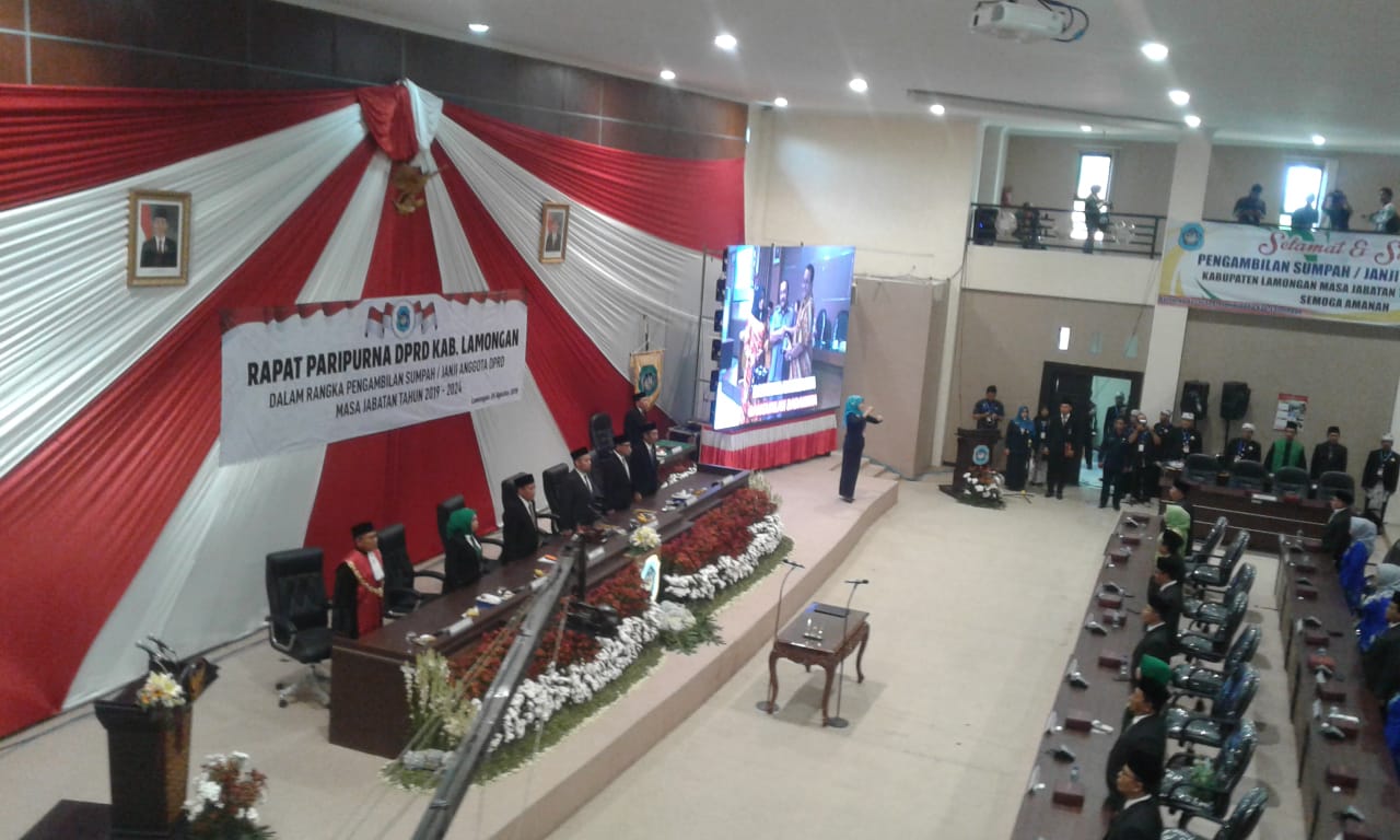 Suasana pengambilan Sumpah Jabatan DPRD Lamongan periode 2019-2024. (Foto: Nasih/ngopibareng.id)