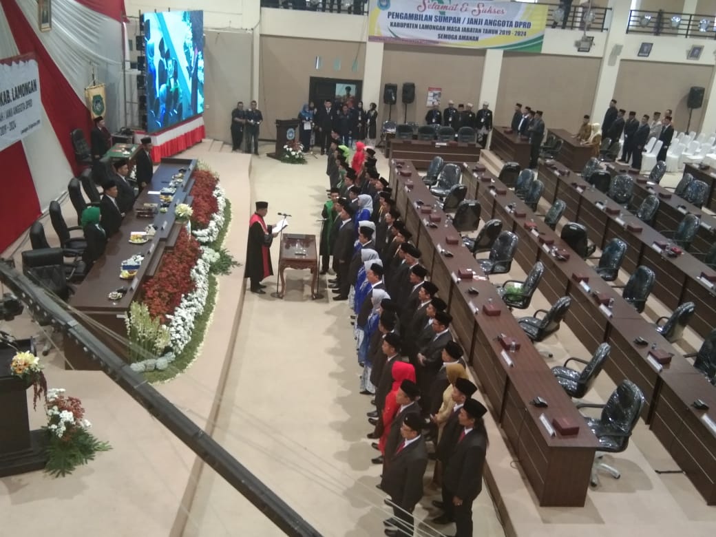 Suasana pengambilan Sumpah Jabatan DPRD Lamongan Periode 2019-2024. (Foto: Nasih/ngopibareng.id)
