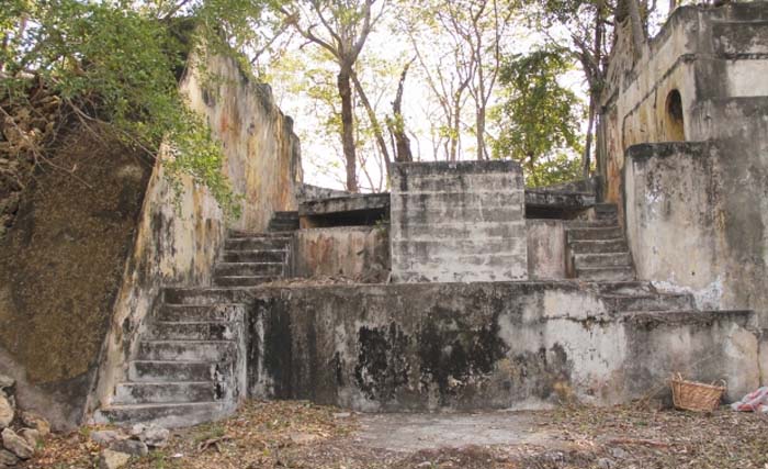 Benteng Kedung Cowek, di pesisir pantai utara kota Surabaya, tidak terpelihara. (Foto:JulaJuli)