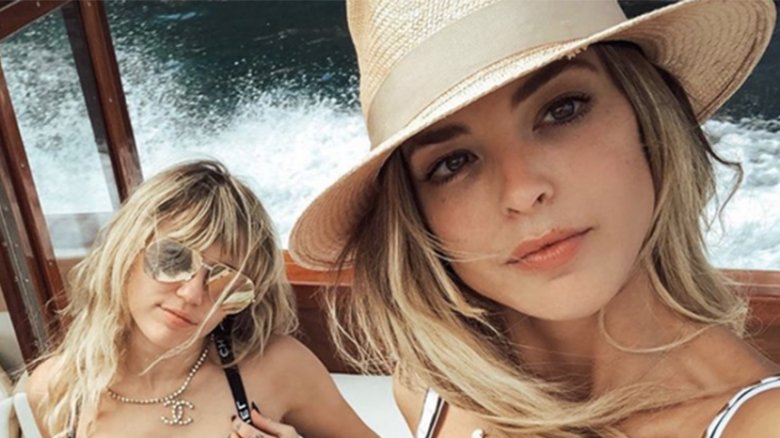 Miley Cyrus (kiri) dan Kaitlynn Carter liburan bersama di sebuah resort mewah di Danau Como, Italia.
