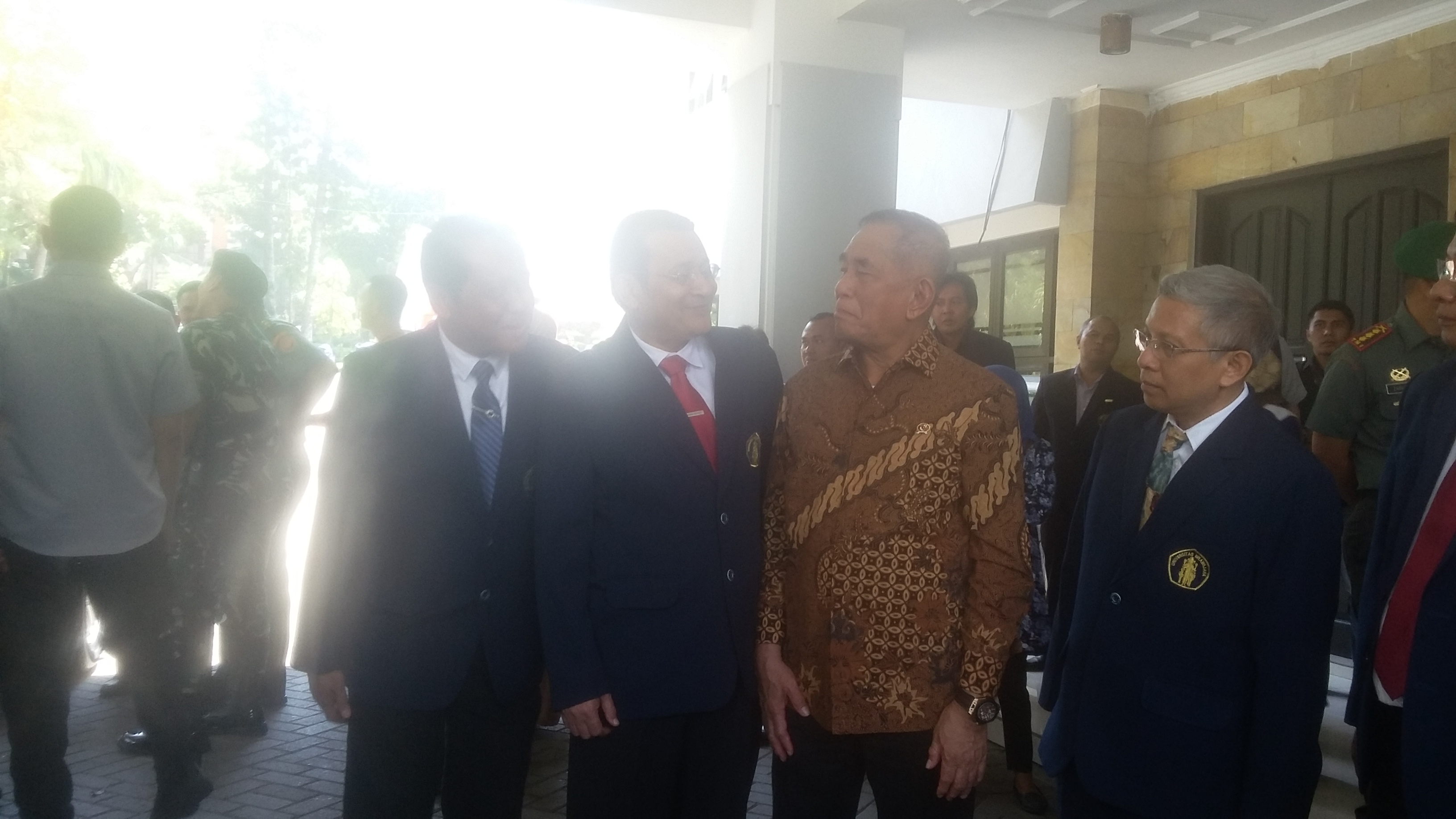 Menteri Pertahanan RI, Ryamizard Ryacudu (baju batik) bersama Rektor UB, Nuhfil Hanani (jas biru) dan jajaran civitas akademika UB, selepas acara kuliah umum 