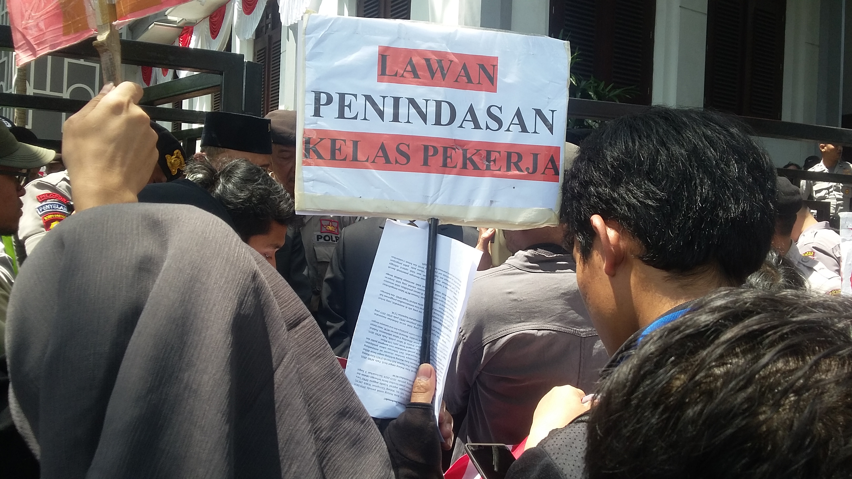 Massa aksi MCW Kota Malang ketika berdemonstrasi di depan Gedung DPRD Kota Malang pada Sabtu 24 Agustus 2019 (Theo/ngopibareng.id)