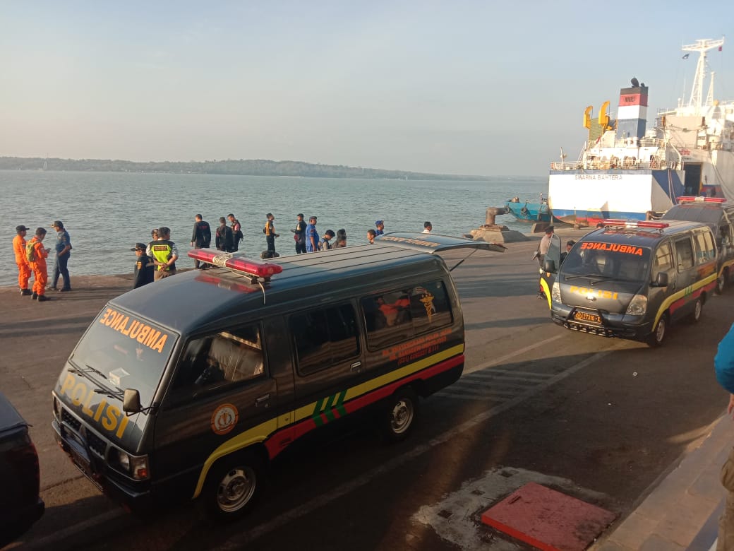 Ambulans sedang menunggu kedatangan jenazah. (Foto: Faiq/ngopibareng.id)