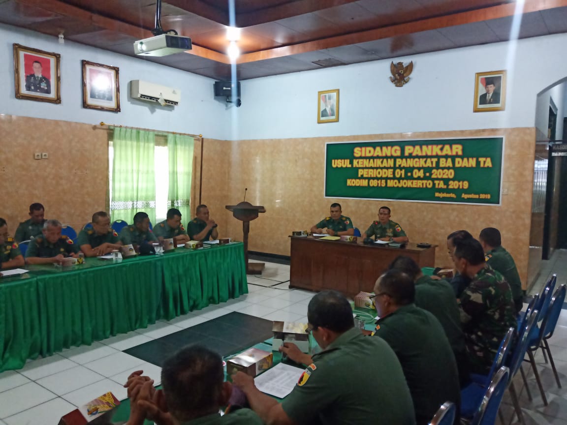 Kasdim 0815 Mayor Inf MJ Arifin saat memimpin Sidang Pankar di Ruang Data Makodim 0815 MojokertoSaat