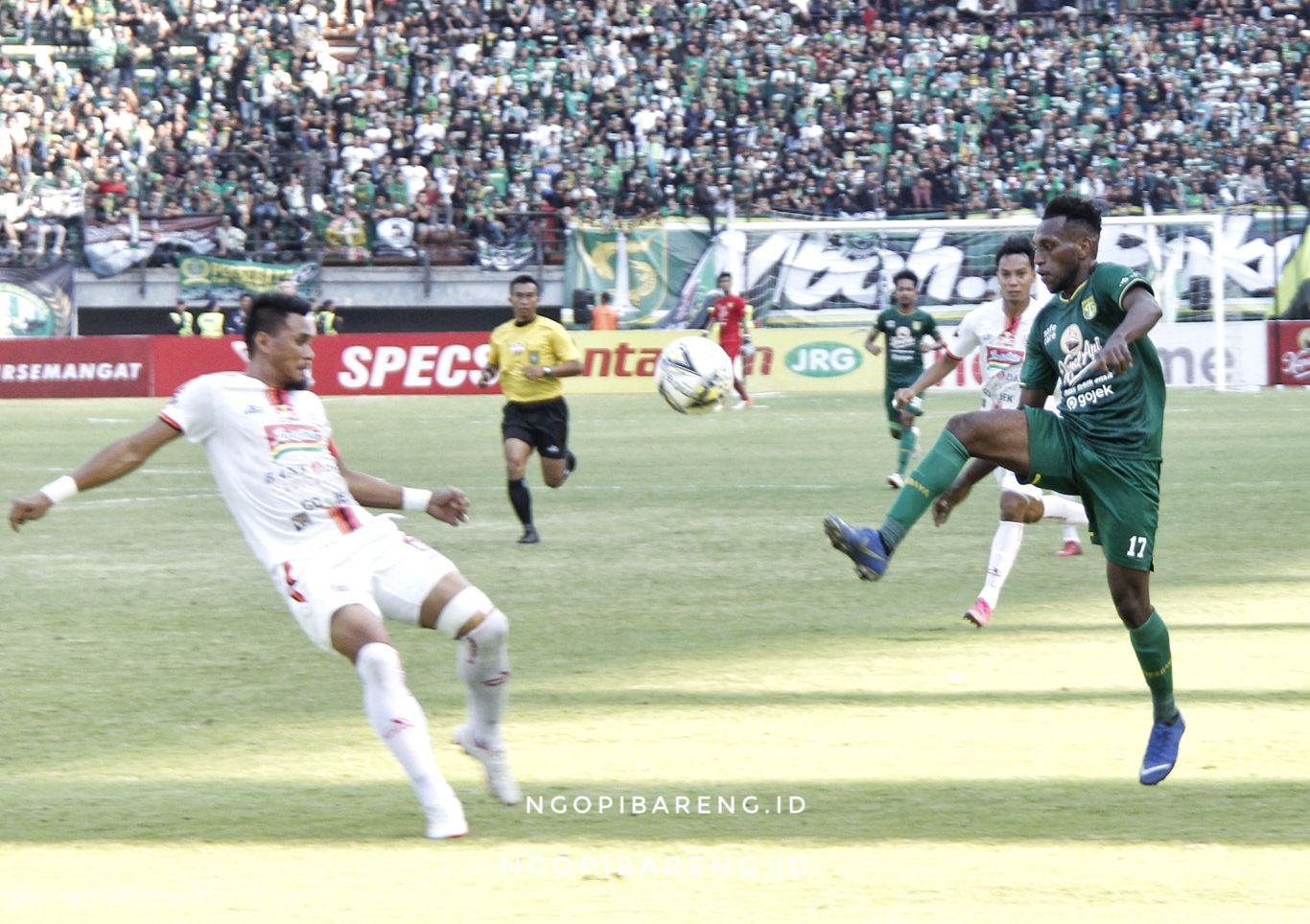 Pemain Persebaya, Elisa Basna mencoba melewati pemain Persija Jakarta, Sabtu 24 Agustus 2019. (Foto: Haris/ngopibareng.id)