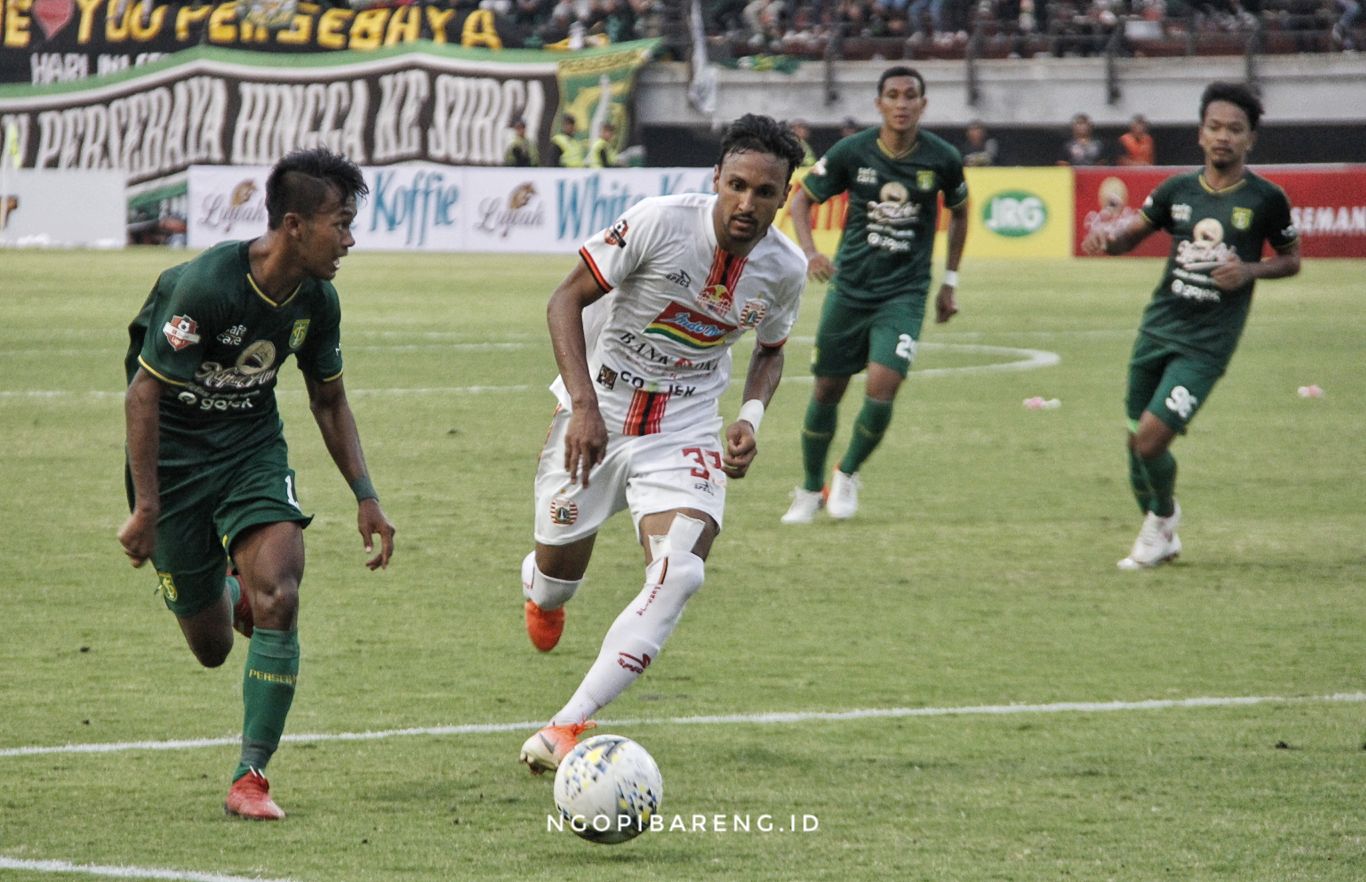 Aksi winger Persebaya M. Supriadi saat melewati pemain Persija Jakarta, Sabtu 24 Agustus 2019. (Foto: Haris/ngopibareng.id)