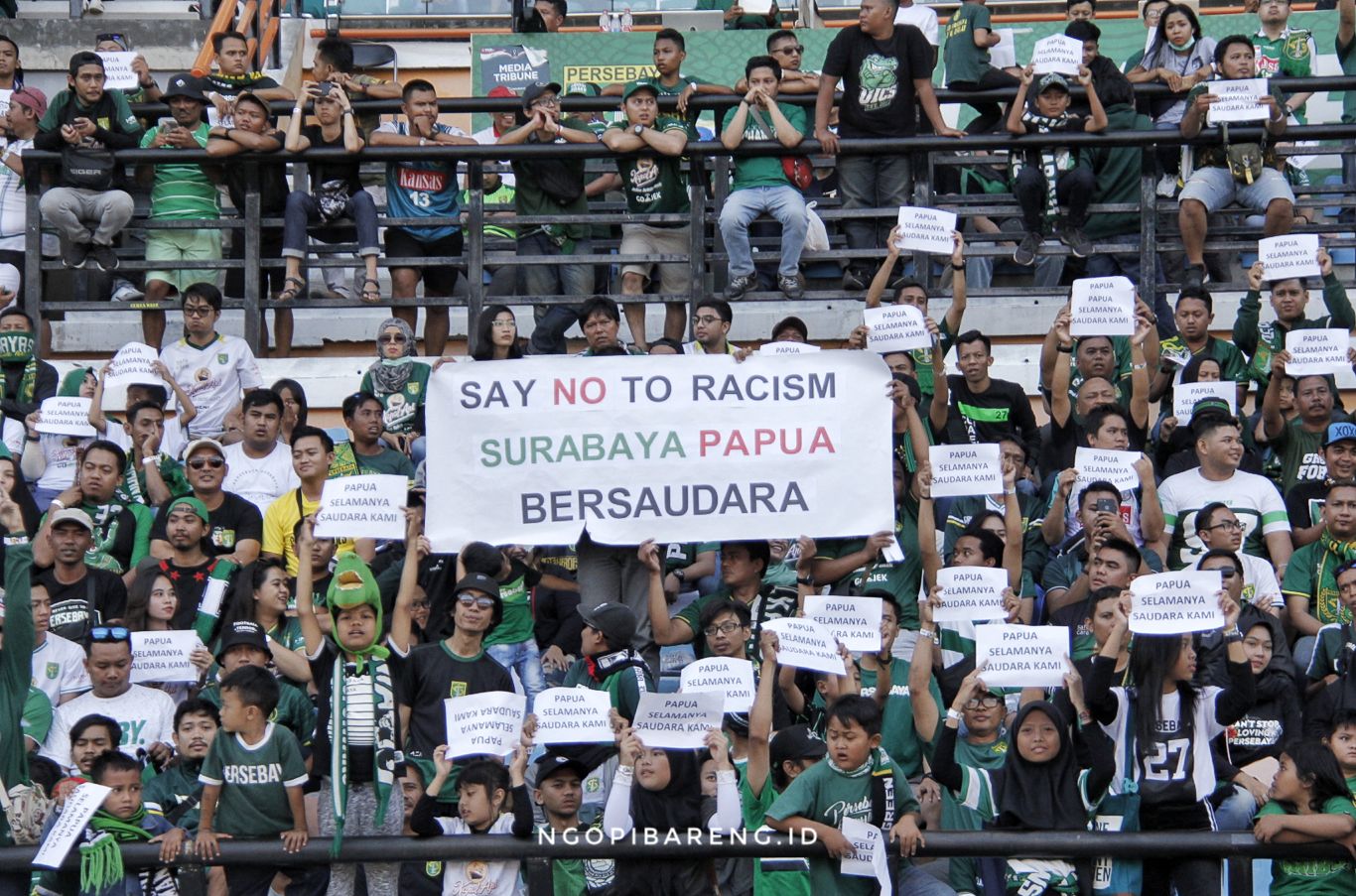 Bonek Mania bentangkan poster persaudaraan untuk Papua pada laga Persebaya lawan Persija. (Foto: Haris/ngopibareng.id)