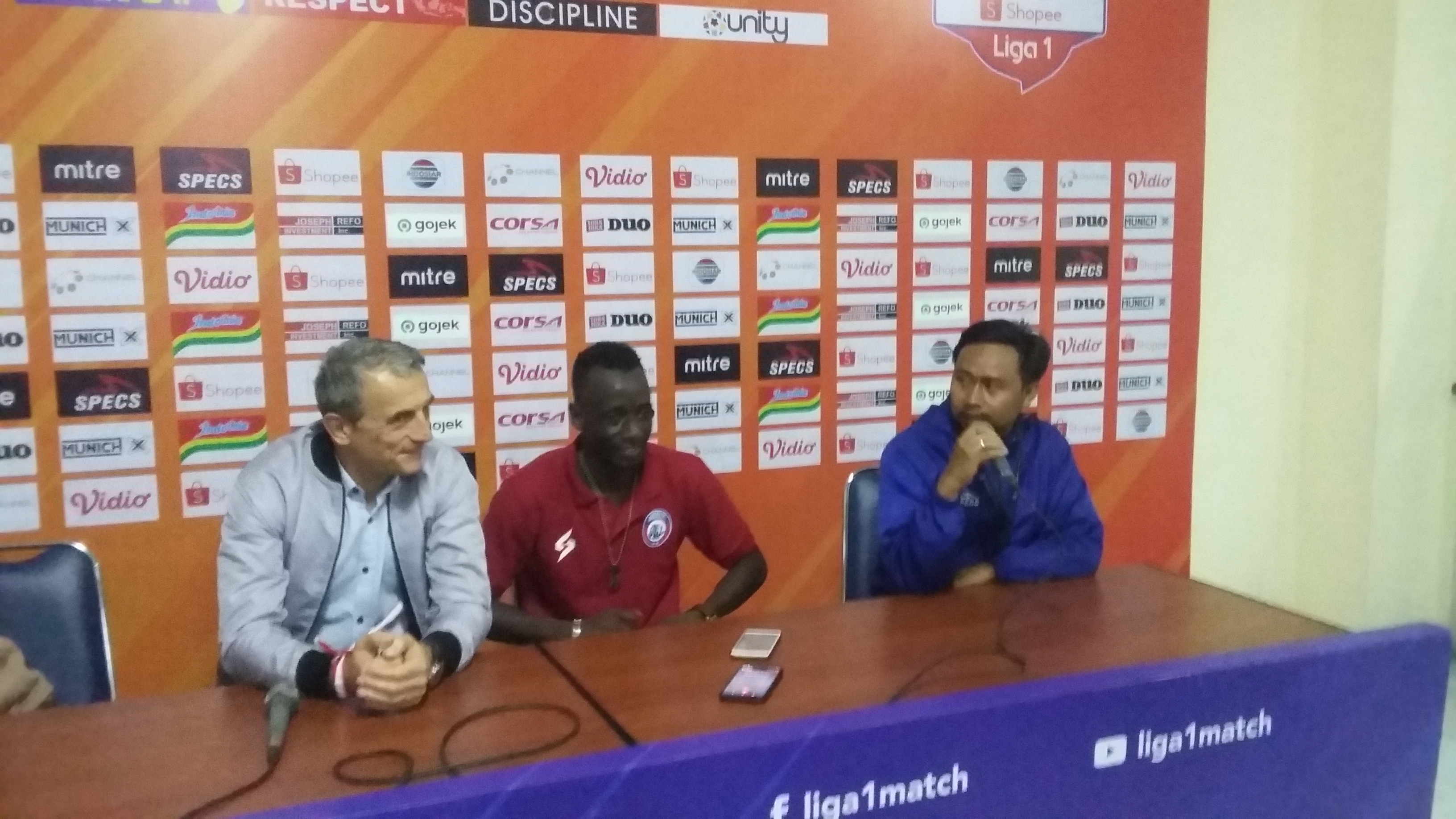 Pelatih Arema FC, Milomir Seslija dan Pemain Arema FC, Makan Konate ketika sesi jumpa pers di Stadion Kanjuruhan, Malang, beberapa waktu lalu (Foto: Theo/ngopibareng.id)