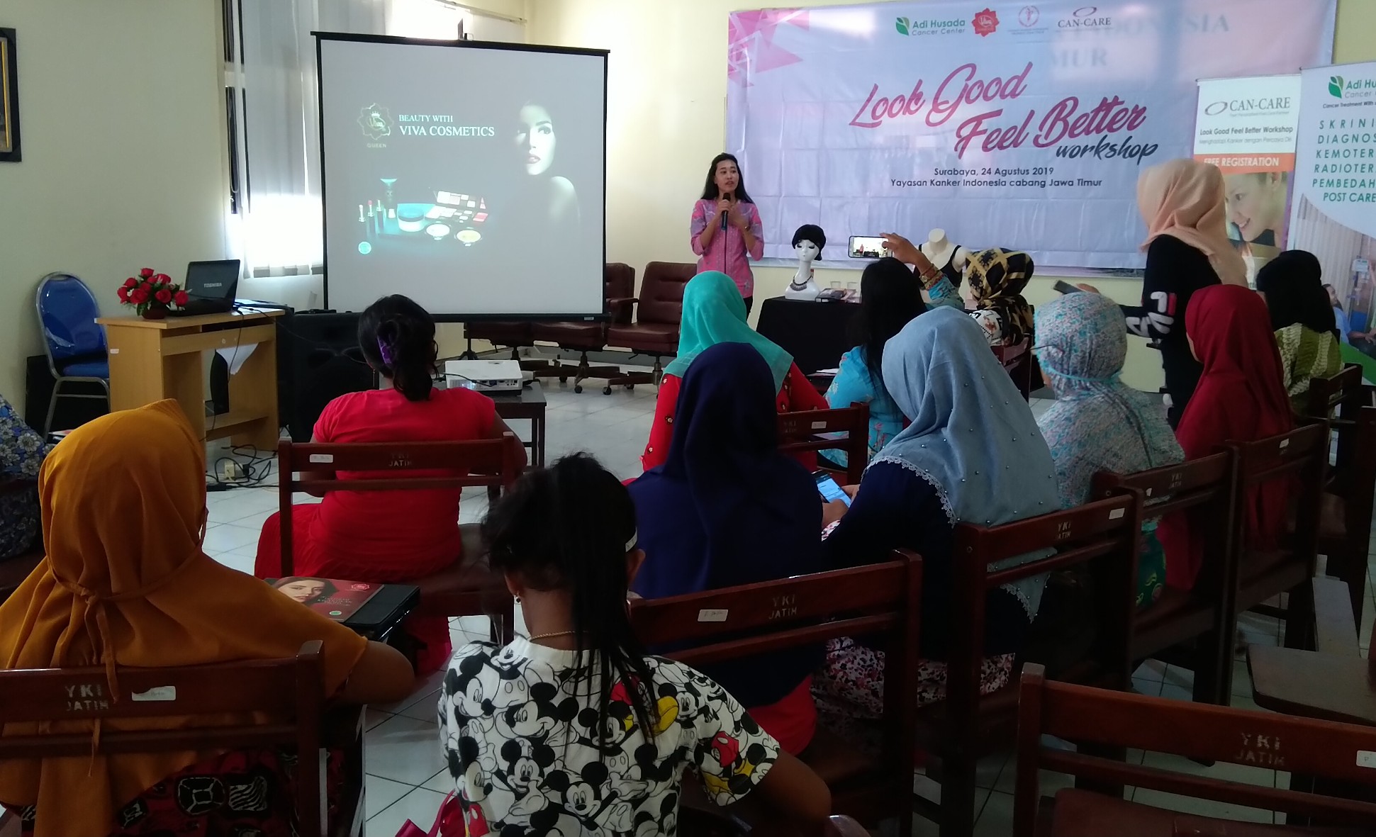 Virgie Keen saat menjelaskan kiat-kiat menjaga kondisi kulit saat sedang melakukan pengobatan kanker di hadapan peserta dalam acara workshop 'Look Good Feel Beter'. (Foto: Pita/ngopibareng.id)