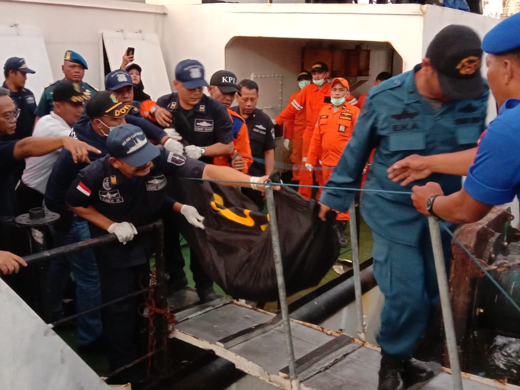 Proses pemindahan jenazah dari dalam KN Chundamani menuju mobil ambulans. (Foto: Faiq/ngopibareng.id)