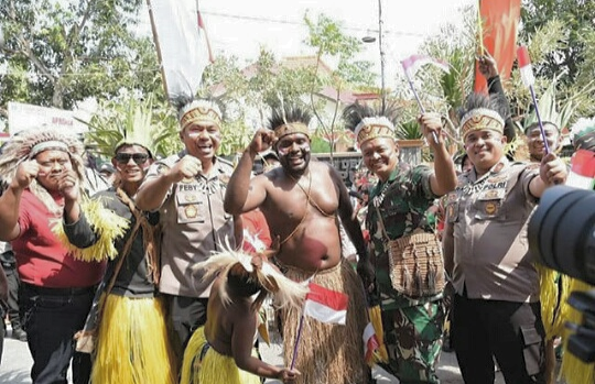 Kapolres Lamongan AKBP Feby Hutagalung bersama warga, Usai Mengikuti Pawai Kebhinekaan. (Foto: Nasih/ngopibareng.id)