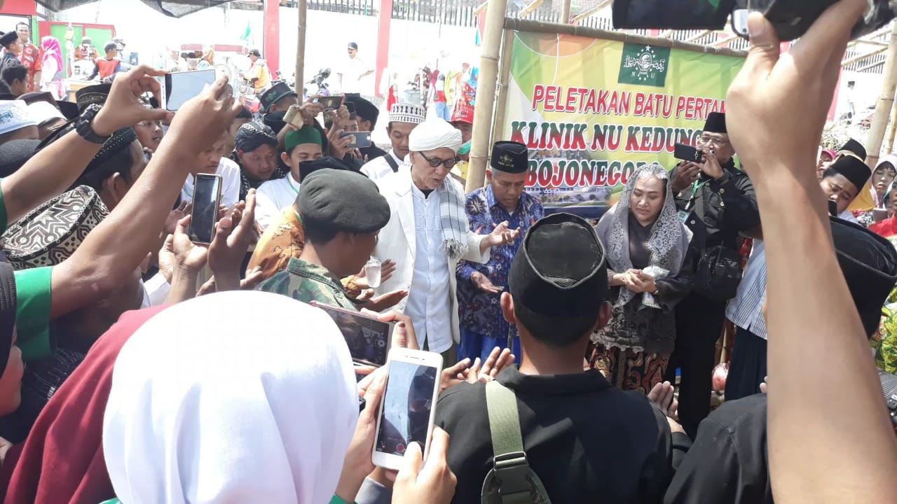 Rais Am PBNU, KH Miftachul Akhyar, KH Marzuki Mustamar, dan Bupati Bojonegoro Ana Muawanah di Bojonegoro. (Foto: nu/ngopibareng.id)